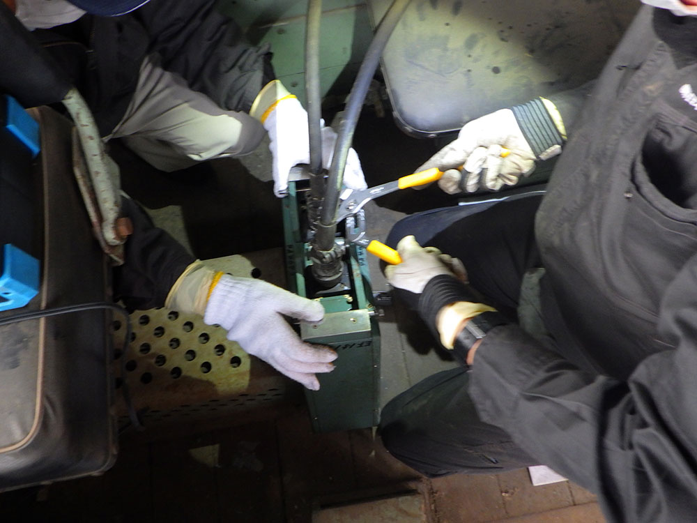 対象機器の取り外し・回収、分析検体の採取